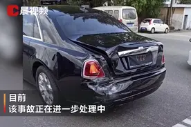 消防车追尾车牌号88888的劳斯莱斯，消防员：第一次碰到这种情况图片