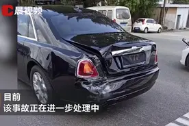 消防车追尾车牌号88888的劳斯莱斯，消防员：第一次碰到这种情况图片