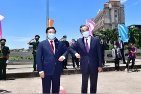 海外网评：中越外长共同查看边界界碑，意义不寻常图片