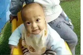 揪心！路边玩耍被抱上车带走的3岁男童仍未找到，更多细节曝光图片