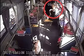 又是海口这个“女霸王”！坐公交不给钱还辱骂司机、吐口水……图片