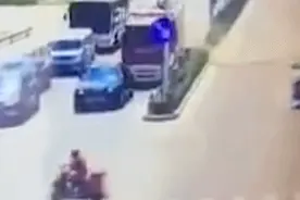 600多万劳斯莱斯遭消防车追尾：车牌号88888，维修预估30万起图片