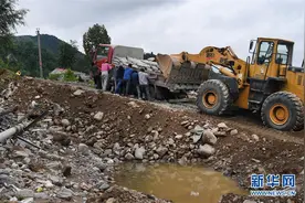 陕西洛南：山洪过后忙自救图片