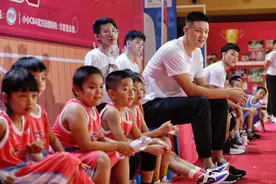 周鹏徐杰当教练指导萌娃决战，”小小CBA“总决赛长隆收官图片