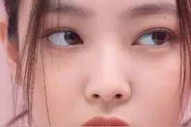 Jennie黑发红唇 + 白衬衫 展现女性魅力图片