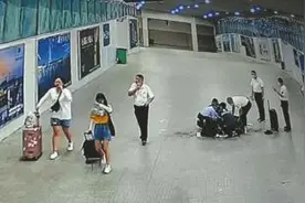 两名医学生跪地救人无效遭恶评 被救男子家属发声图片