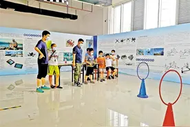开展青少年无人机公益培训图片