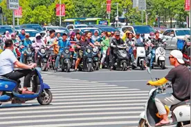 南宁市电动自行车新规将施行，骑车你戴头盔了吗？图片