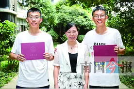 8月24日焦点图：柳州双胞胎学霸考上清华！高考分数相同图片