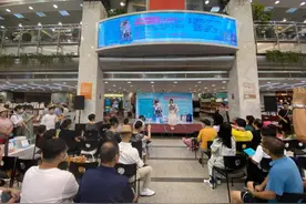 自打邂逅了诗歌，从此她朝九晚五的白领生活中，不再与诗歌分离图片
