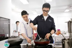 《中餐厅4》黄晓明动情致敬宜昌破窗救人交警图片