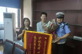 高考忘带身份证交警帮取回，男生考入清华送锦旗感谢视频封面