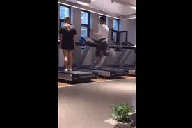 男生跑起来多妖娆？网友：妲己看了都敬他三分图片