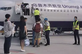 我们送你上学：乌鲁木齐航空首班石河子=西安包机运送179名师生返校图片