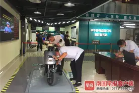 太方便了！南宁市民买完电动自行车即可上牌，不用再跑车管所了图片