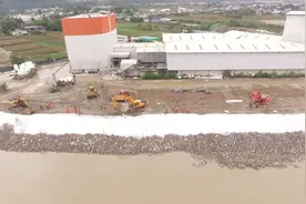 电站水库防护堤面临威胁 四川三台一处防洪堤灾后临时加固工程初步完成图片