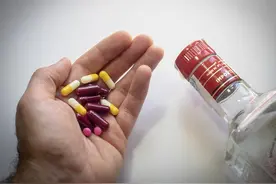 抗生素遇上酒精后果真的很严重：一两白酒喝下去，杭州一上市公司董事突然休克图片