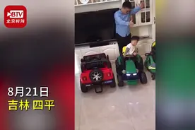 5岁萌娃开玩具车完美倒车入库，网友：这技术超过百分之八十老司机图片