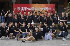 聂远晒上戏毕业20年重聚合影，学生时期旧照曝光图片
