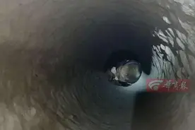 陕西一男童爬进深管道，被发现时正卡在10米深处，消防队叔叔来了后……图片