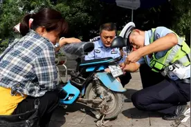 @聊城人，电动车号牌领到手，不悬挂或挂车筐都属违规，一样要被查图片