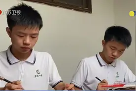 大山中的学霸双胞胎！高考分别被北大清华录取，父亲开心的笑了视频封面