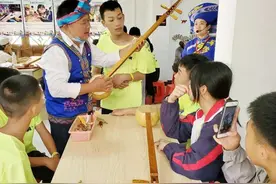 广西：中小学生在研学游中传承民族文化图片