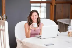 快把衣服穿上！在儿子跟前穿吊带，杭州妈妈被老公一顿骂，家长群炸了图片