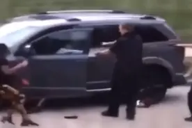 残忍！美国警察向非裔男子连开数枪，现场画面曝光图片