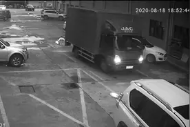 东莞一女子蹲下系鞋带，被一辆倒车货车碾压当场身亡视频封面