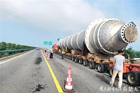 多亏这些人一路接力护送，358吨“巨无霸”顺利从河南运抵湖北图片