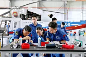 记者带你看维修救助直升机！一分一毫不能差，飞5-15小时检查一次图片