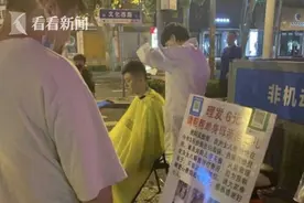 单亲妈妈摆摊理发为9岁白血病女儿凑钱治病：遇见不少好心人图片