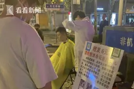 单亲妈妈摆摊理发为9岁白血病女儿凑钱治病：遇见不少好心人图片