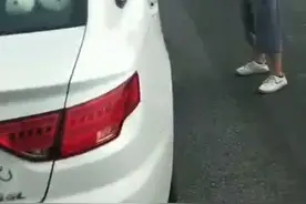 心真大！挡泥板脱落卡车底，小伙竟将车停在高速超车道图片