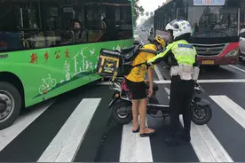 新乡外卖小哥骑车受伤，铁骑小姐姐：我帮你送外卖图片