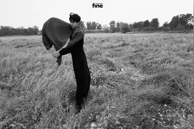 王源登封面 身穿白衬衫清新洒脱图片