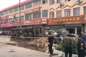 事发新安！一辆大货车闹市区失控侧翻 救援人员断电救人图片