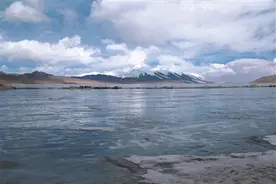 把膝盖扔在可可西里的人图片