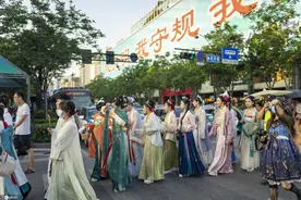 杭州湖滨广场汉服爱好者游西湖巡街迎七夕图片