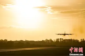 美军6架B-52轰炸机飞抵欧洲进行联合飞行训练图片