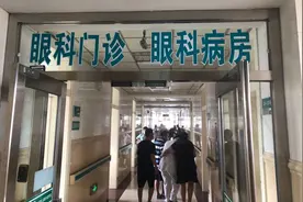 爽了身却伤了眼 七龄童暑假泳池惹眼疾图片