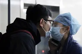 不一样的七夕节 盘点全球疫情下的浪漫爱情图片
