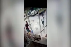 多米尼加一男子加油站商店内将两杯热咖啡泼向店员图片