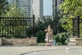 打球遛狗玩滑板 看乌鲁木齐市民下楼都干啥图片
