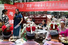 【脱贫攻坚 奋斗有我】苗族大娘当“小学生”图片