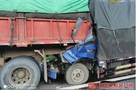 兰海高速南宁往北海方向两货车追尾，一司机抢救无效身亡图片