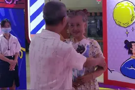 现实版“执子之手，与子偕老“！70岁大爷大妈七夕民政局领证图片
