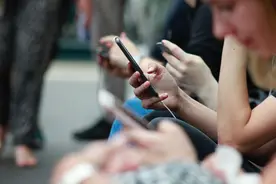 “成功学”向中年女性举起镰刀图片