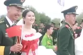 四川武警七夕举行集体婚礼图片